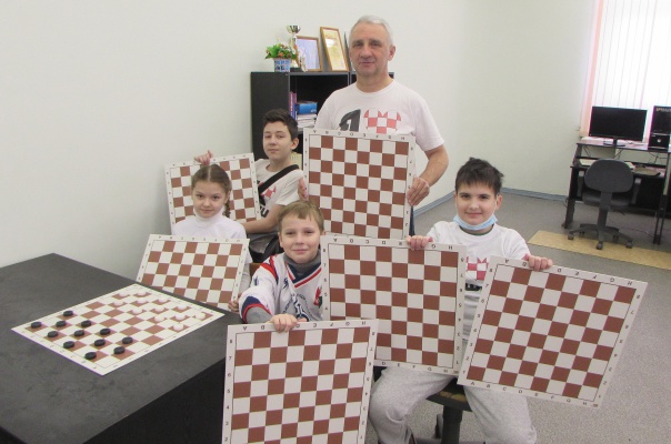 Васенькин и дети.JPG